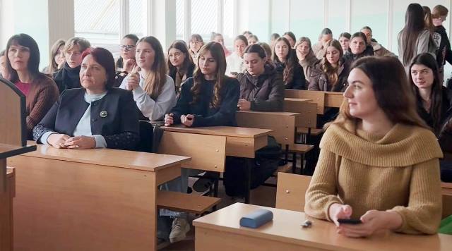 Студенти та викладачі факультету уважно слухають розповідь письменника